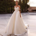 Exquisite Satin Wedding Dress فستان زفاف ساتان فاخر بدون أكمام Strapless بتصميم Ball Gown مع Beading