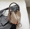 Fashion Bucket Bag حقيبة نسائية Bucket Bag أنيقة بتصميم Woven Effect مع Shoulder & Crossbody Strap