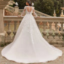 فستان زفاف مودست Modest Wedding Dress بأكمام طويلة وياقة O-Neck مع Lace Appliques بطول الأرض
