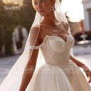 Exquisite Satin Wedding Dress فستان زفاف ساتان فاخر بدون أكمام Strapless بتصميم Ball Gown مع Beading