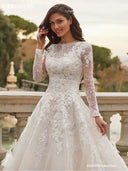 فستان زفاف مودست Modest Wedding Dress بأكمام طويلة وياقة O-Neck مع Lace Appliques بطول الأرض