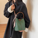Fashion Bucket Bag حقيبة نسائية Bucket Bag أنيقة بتصميم Woven Effect مع Shoulder & Crossbody Strap