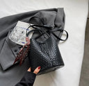 Fashion Bucket Bag حقيبة نسائية Bucket Bag أنيقة بتصميم Woven Effect مع Shoulder & Crossbody Strap