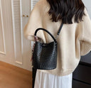 Fashion Bucket Bag حقيبة نسائية Bucket Bag أنيقة بتصميم Woven Effect مع Shoulder & Crossbody Strap